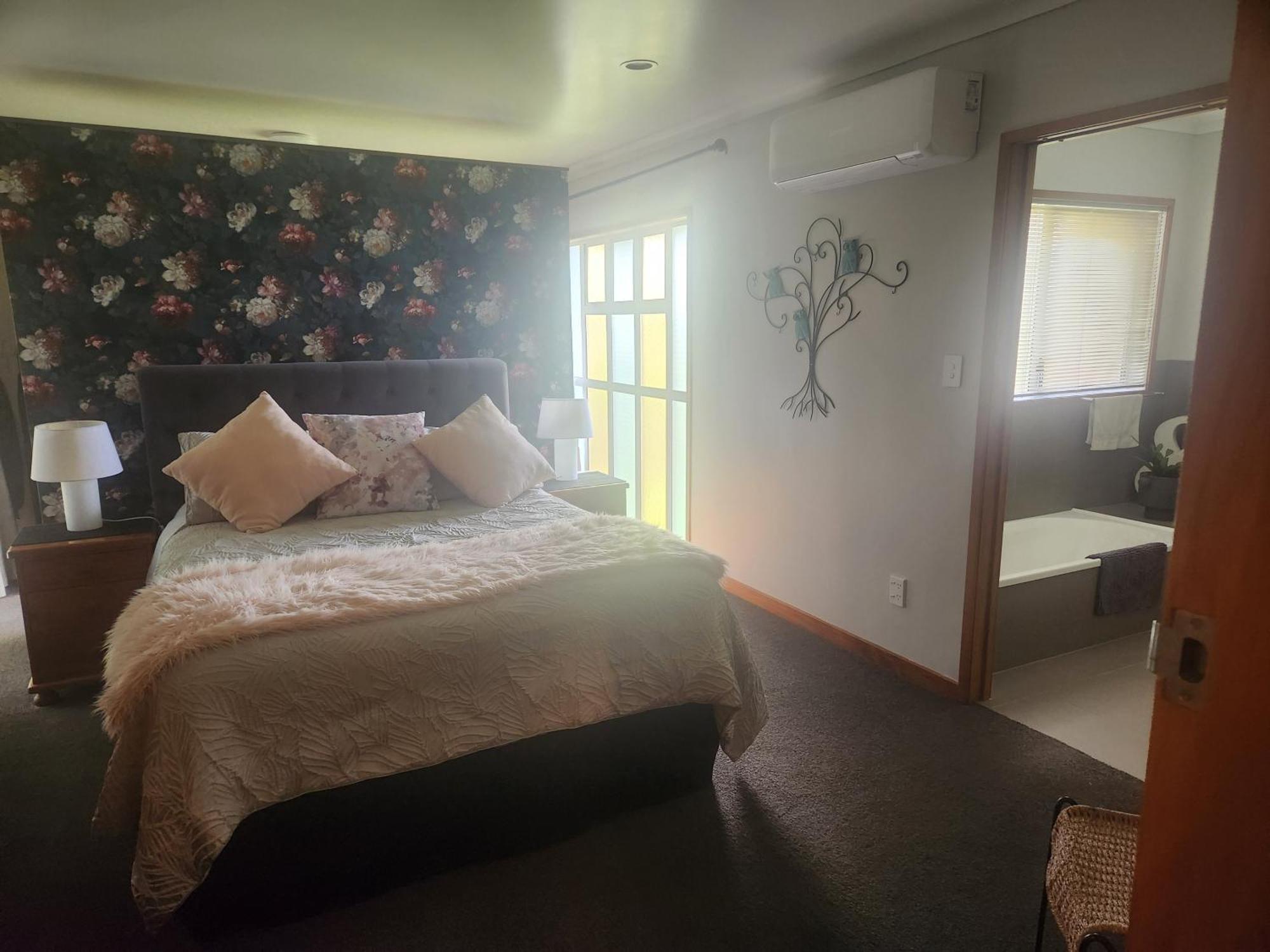 The Nunnery Hotel Te Aroha Exterior photo