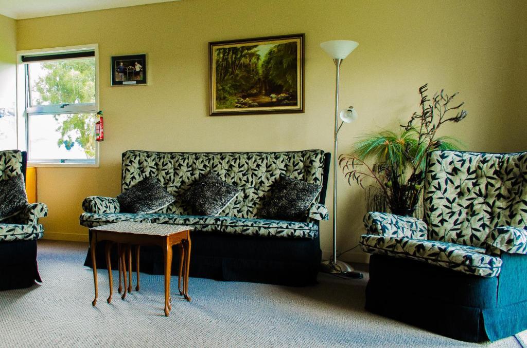 The Nunnery Hotel Te Aroha Exterior photo